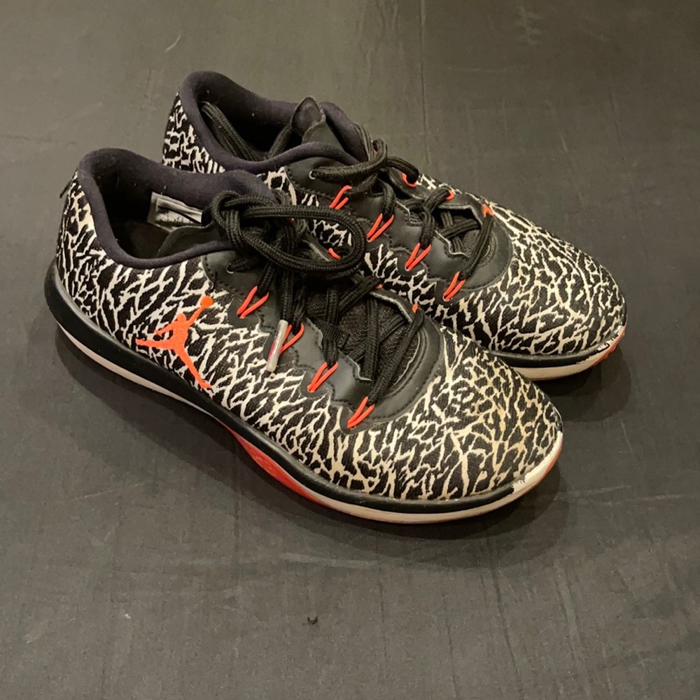 Nike 5 Youth Jordan basketball shoes black/white